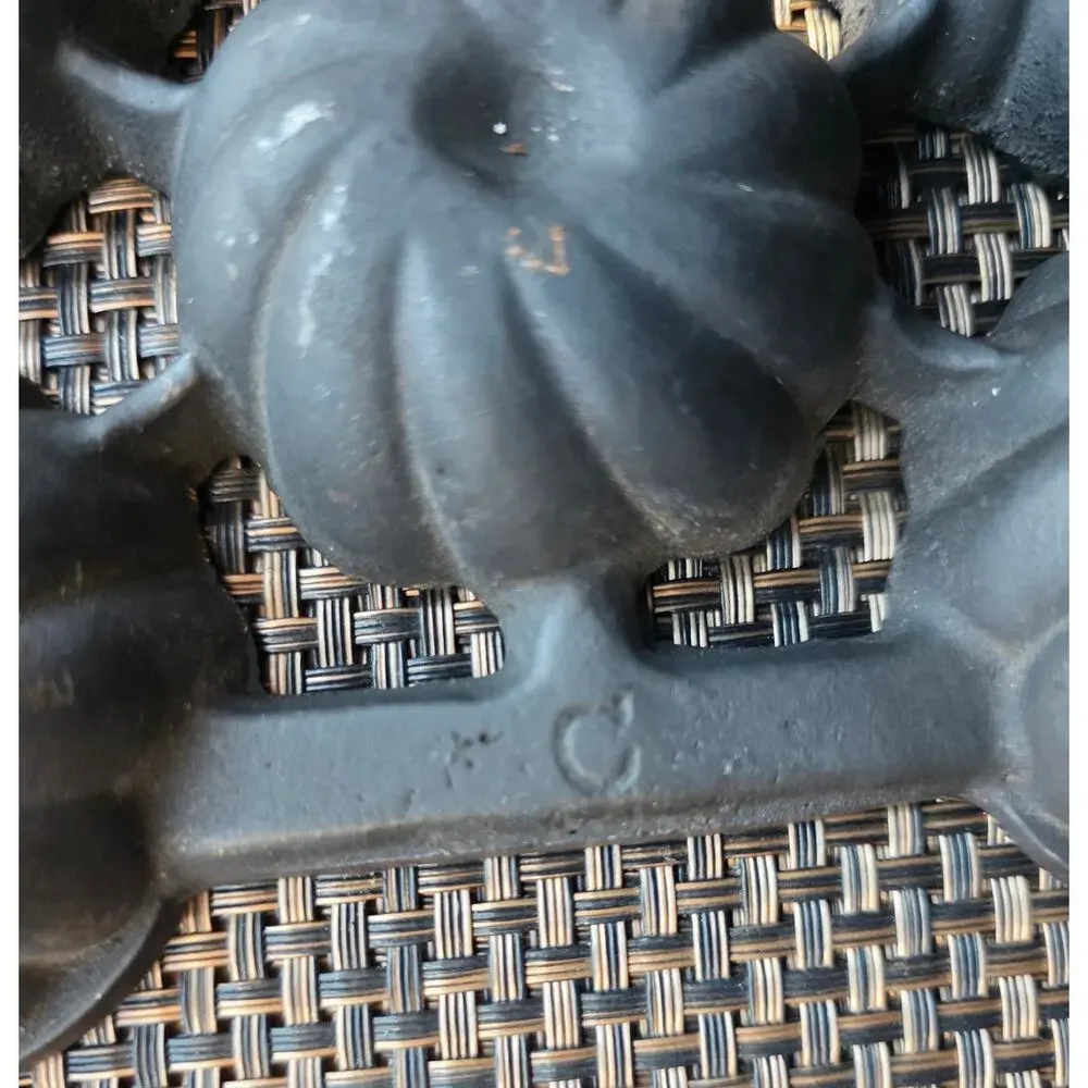 Vintage Wagner Cast Iron Turks Head Muffin Pan C